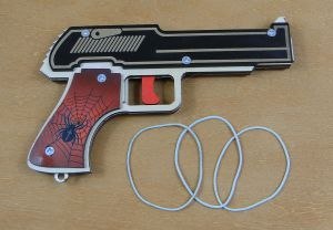 Pistolet na gumki z kolorowym drukiem 20 cm. - P1254 Pistolet na gumki z kolorowym drukiem 20 cm. - P1254