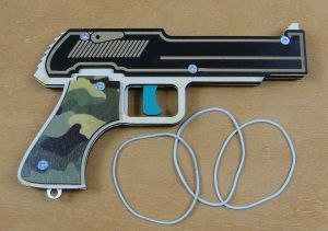 Pistolet na gumki z kolorowym drukiem 20 cm. - P1254 Pistolet na gumki z kolorowym drukiem 20 cm. - P1254