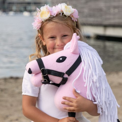 Skippi Hobby Horse - koń na kiju - różowy A5 - lekki i poręczny - kantar Skippi Hobby Horse - koń na kiju - różowy A5 - lekki i poręczny - kantar