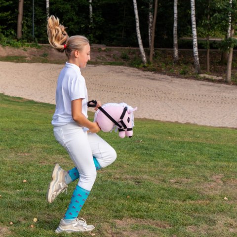 Skippi Hobby Horse - koń na kiju - różowy A5 - lekki i poręczny - kantar Skippi Hobby Horse - koń na kiju - różowy A5 - lekki i poręczny - kantar