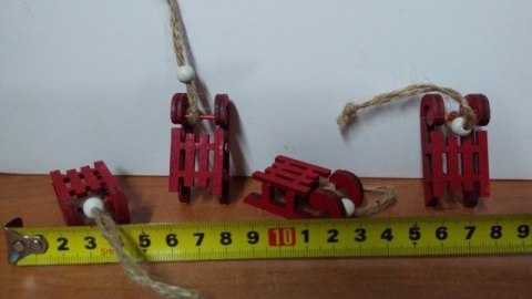 Zawieszka 4szt SANKI DREWNIANE CZERWONE 5cm JK-2367-R Zawieszka 4szt SANKI DREWNIANE CZERWONE 5cm JK-2367-R