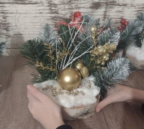 Stroik świąteczny ze świecą na desce Stroik świąteczny ze świecą na desce