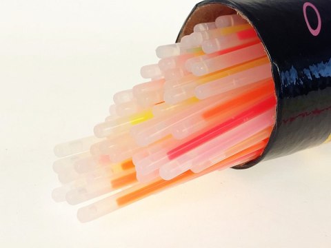 Bransoletki łamane 21cm fluo świecące w ciemności 50 szt. w tubie 28 x 6cm Bransoletki łamane 21cm fluo świecące w ciemności 50 szt. w tubie 28 x 6cm