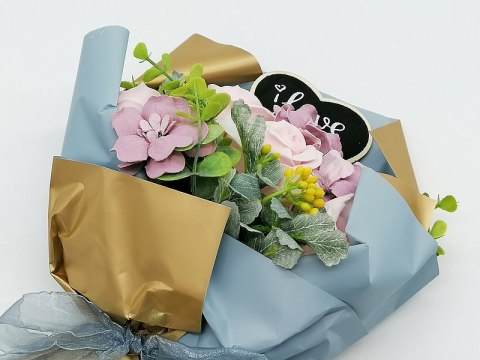 Bukiet róż w ozdobnej torebce 30 x 15x20cm Bukiet róż w ozdobnej torebce 30 x 15x20cm