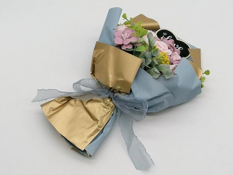 Bukiet róż w ozdobnej torebce 30 x 15x20cm Bukiet róż w ozdobnej torebce 30 x 15x20cm