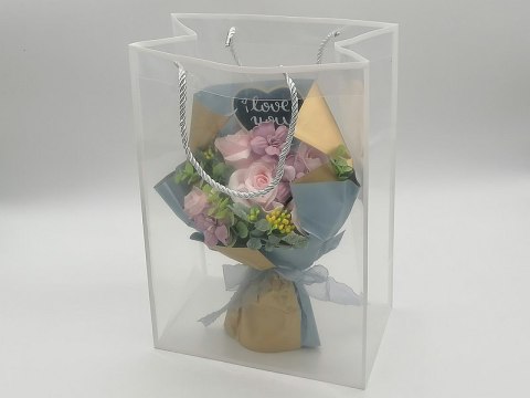 Bukiet róż w ozdobnej torebce 30 x 15x20cm Bukiet róż w ozdobnej torebce 30 x 15x20cm